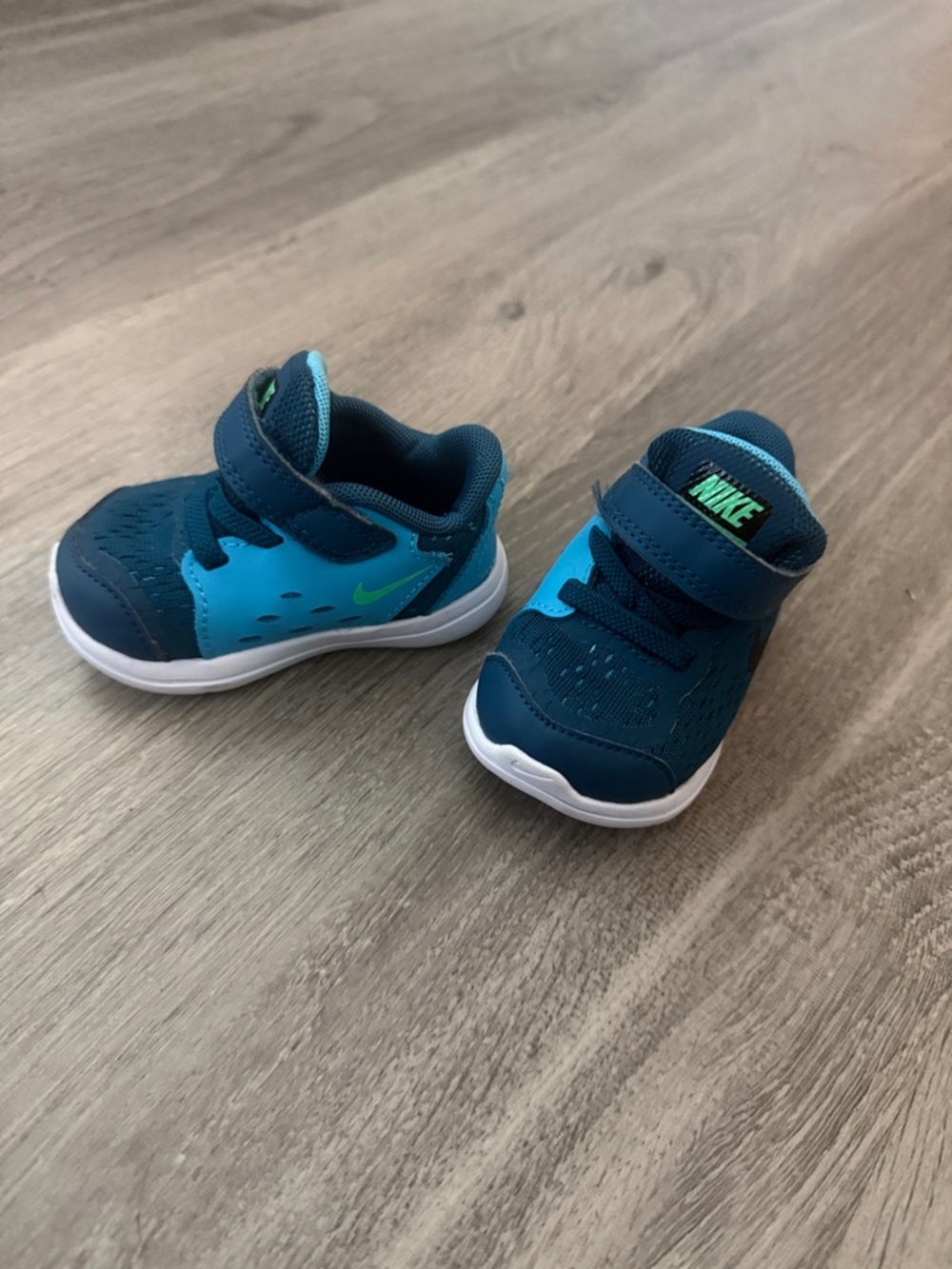 Nike Kids Teal and Navy Toddler Sneakers with Lime Swoosh